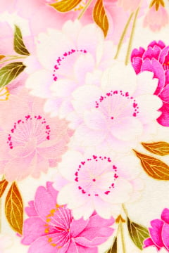 桜の振袖デザイン・着物柄に込められた意味は繁栄・豊かさ