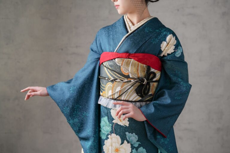 伝統とモダンが調和する、青い振袖の魅力