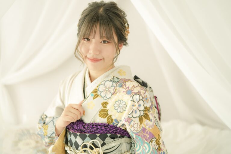 格式と透明感。晴れの日にふさわしい「白の振袖」の魅力