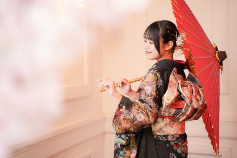 黒振袖で“凛とした華やかさ”をまとう。その魅力と着こなし方