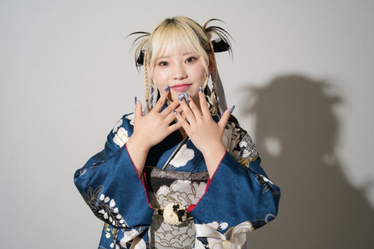 紺色の振袖で迎える、自分らしい成人式。落ち着きと華やぎを両立する一着を選ぶために