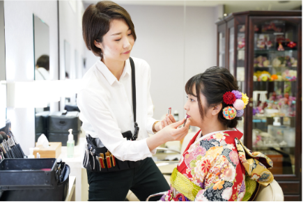 1.予約日時に前撮りスタジオへ来店 振袖着付け&ヘアメイク ふりそでもりの