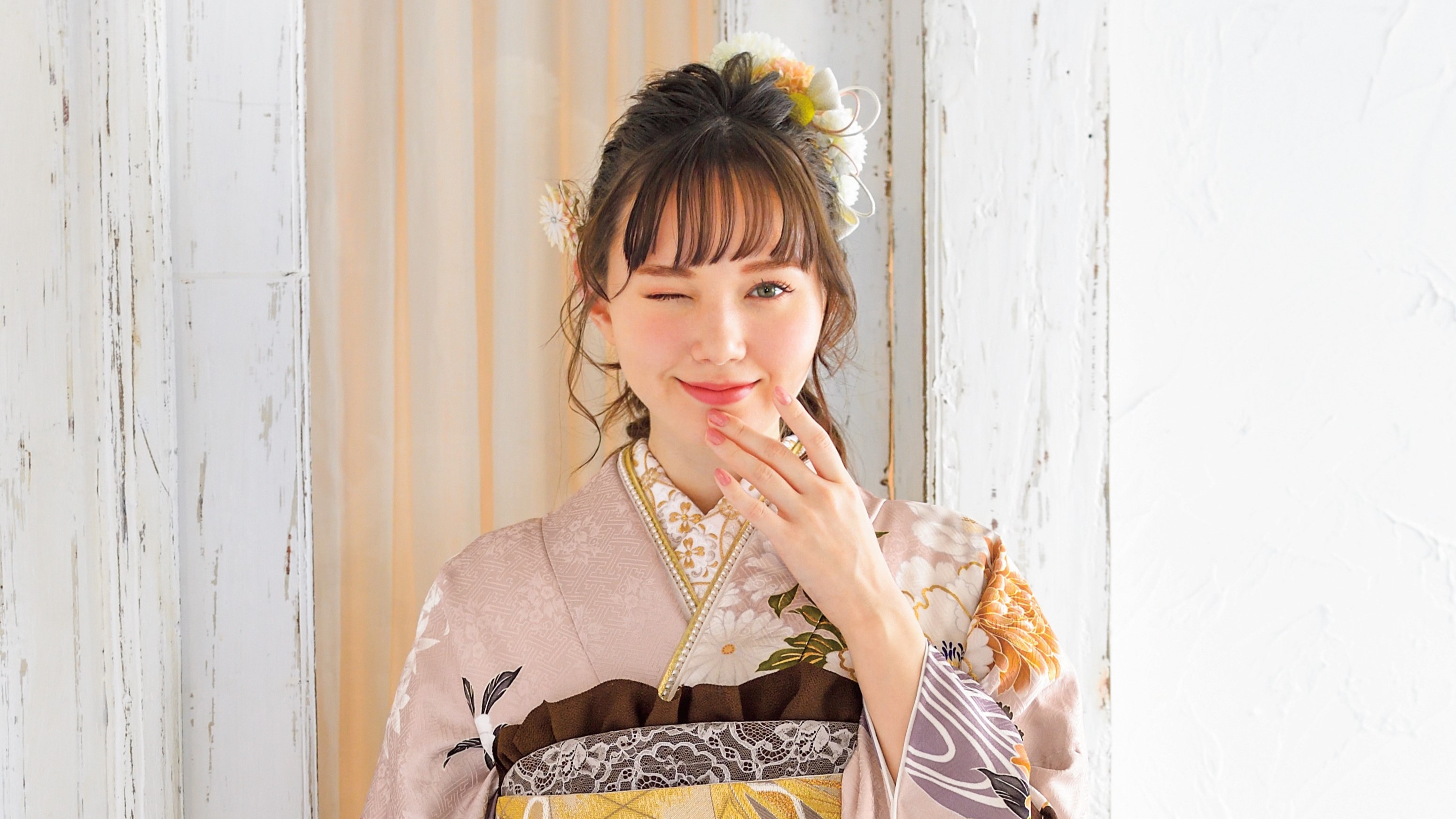 前髪ありハーフアップの成人式ヘアアレンジ モダンなレースの振袖 ふりそでもりの 横浜&川崎の振袖レンタル･前撮り