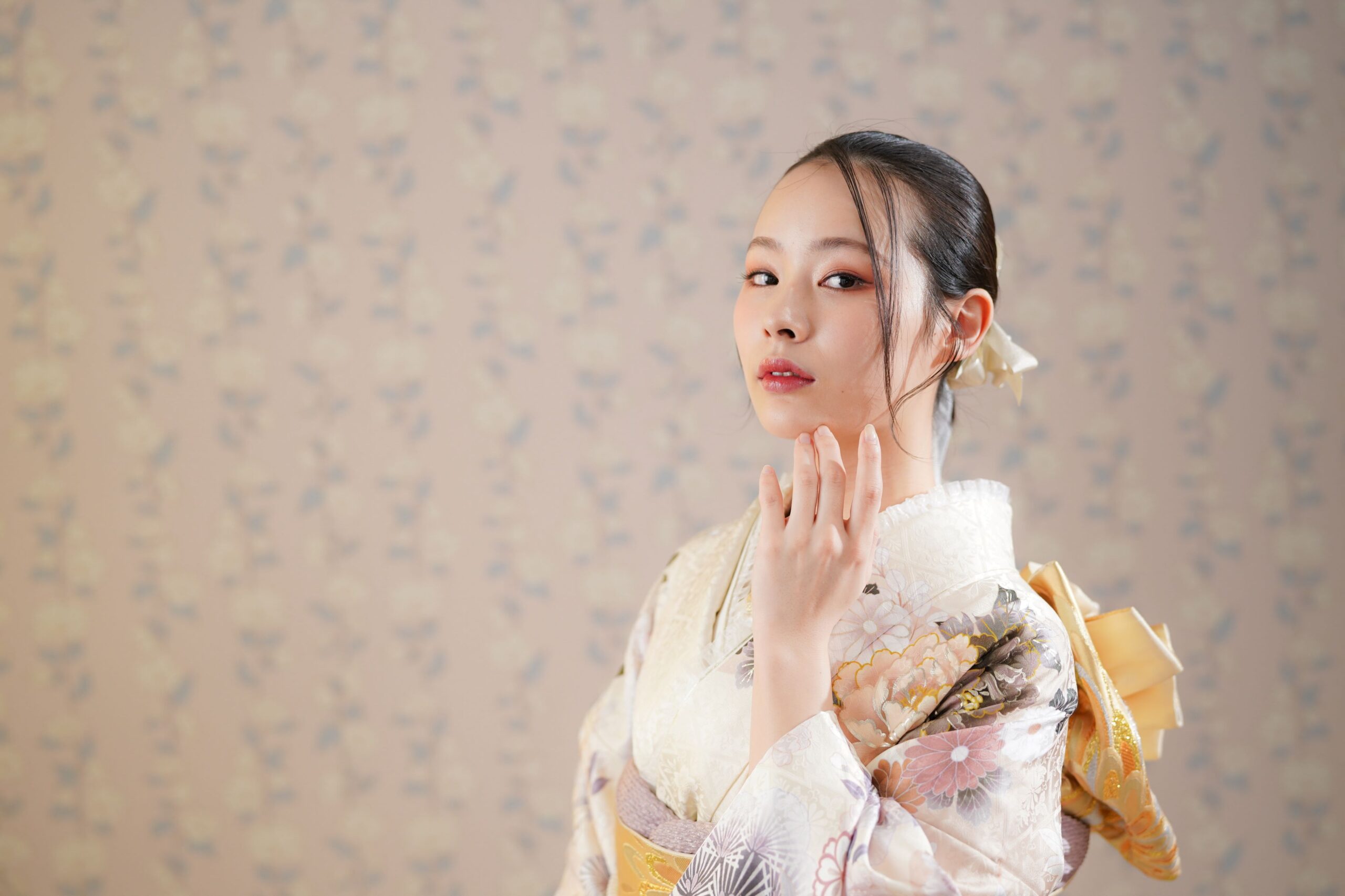 成人式の髪型は前髪ありかなしか流すかのアレンジで振袖姿の印象が変わる！ ふりそでもりの