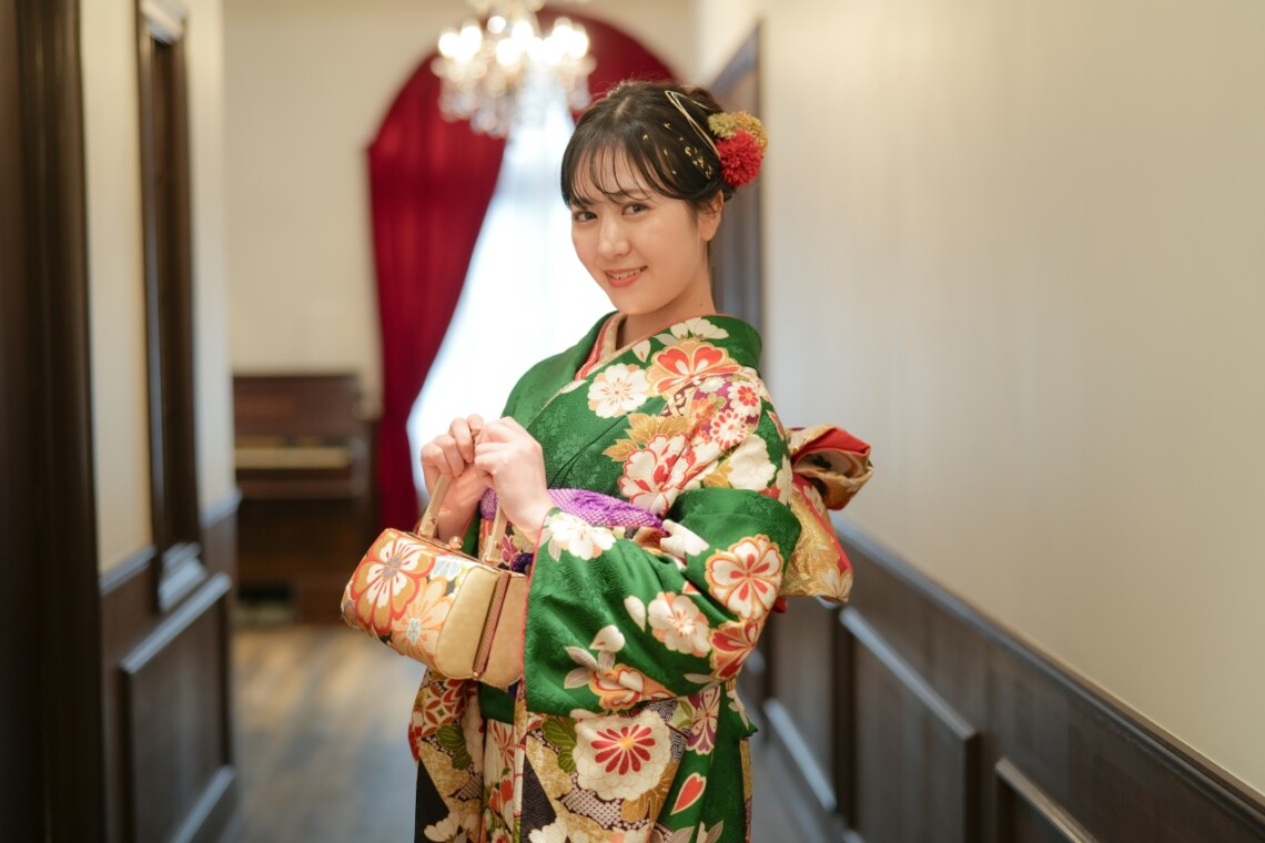 振袖に合う古風な髪型 成人式のレトロな古典柄着物にも映える正統派ヘアアレンジとは? ふりそでもりの